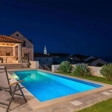 Сasa de vacaciones 6 Bedroom Awesome In