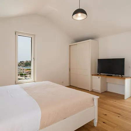 6 Bedroom Awesome In Sumartin