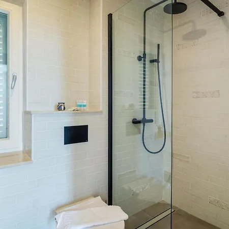 6 Bedroom Awesome In *