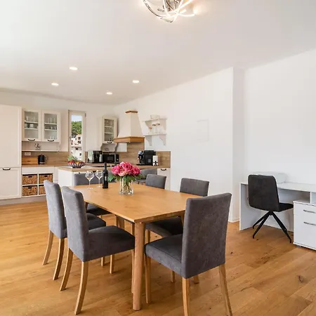 Сasa de vacaciones 6 Bedroom Awesome In Sumartin