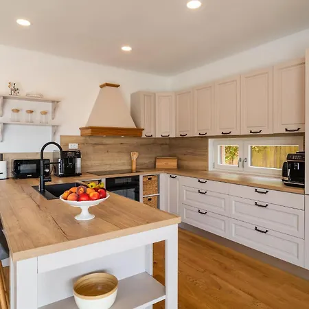 Сasa de vacaciones 6 Bedroom Awesome In Sumartin