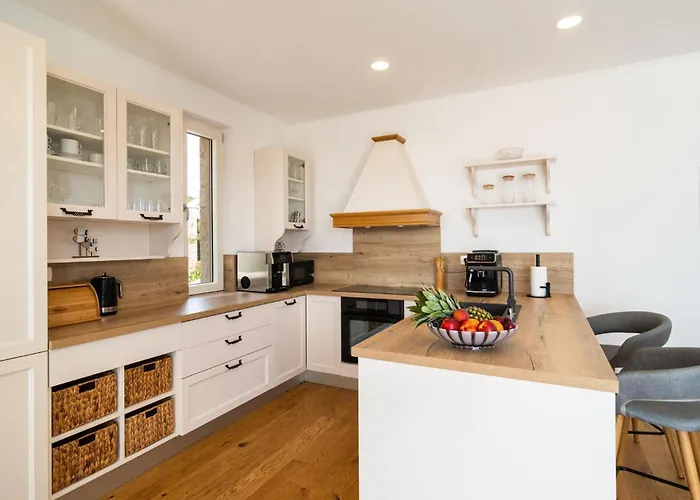 6 Bedroom Awesome In *